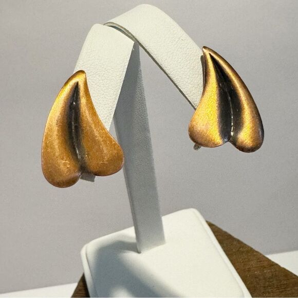 Vintage copper screwback earrings curving upside down heart shaped - Picture 1 of 4